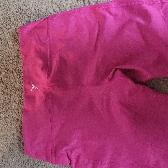 Size small Old Navy active capri leggings - Picture 2 of 3